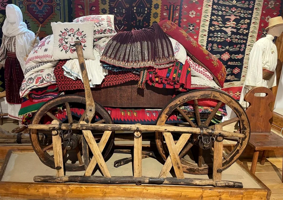 Carul cu zestre. Piese expuse la Secția de Etnografie a Muzeului Olteniei Craiova, Expoziția permanentă, Ritmurile Vieții – Sala Nunții (© Muzeul Olteniei)