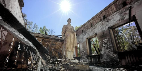 Statuia filozofului ucrainean Hryhoriy Skovoroda din Muzeul memorial literar Hryhoriy Skovoroda care a fost avariat in urma bombardamentelor din satul Skovorodynivka în apropiere de Harkov Ucraina FOTO EPA-EFE