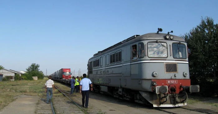 Arad: UPDATE Primul transport de tiruri pe calea ferată blocat la intrarea în Terminalul de la Valdimirescu (GALERIE FOTO)