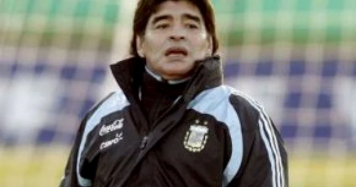 Diego Maradona continuă la naţională