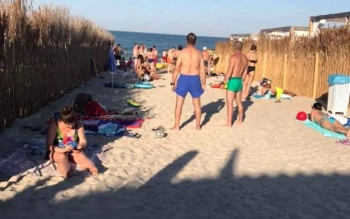 Zonă delimitată de garduri FOTO Facebook „Plajă fără şezlonguri“