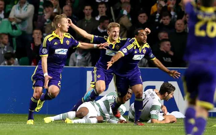 Vršiči (stânga), fost jucător la Poli, se bucură după reuşita lui Tavares (centru), care a calificat-o pe NK Maribor în grupele Ligii Campionilor, 1-0 cu Celtic.