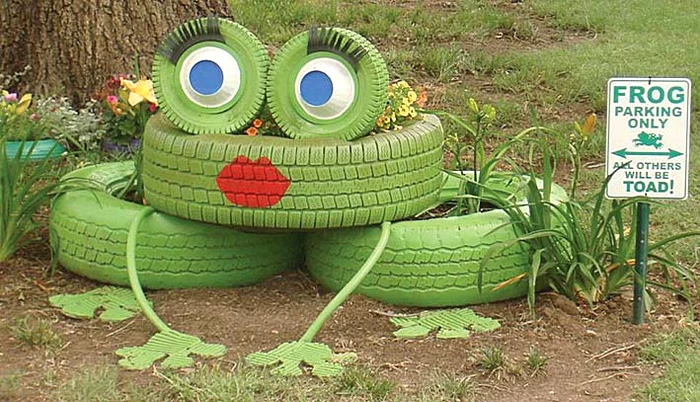 Ce bine îi stă în grădină acestei “broscuţe” din anvelope!