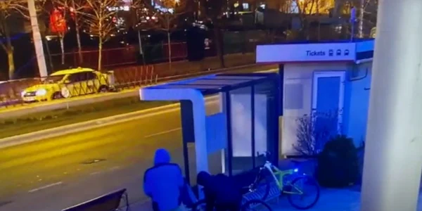 Doi bărbați încearcă să fure o bicicletă / Foto: Captură video Youtube / Turnul Sfatului TV