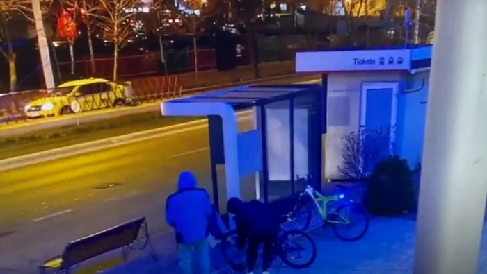 Doi bărbați încearcă să fure o bicicletă / Foto: Captură video Youtube / Turnul Sfatului TV