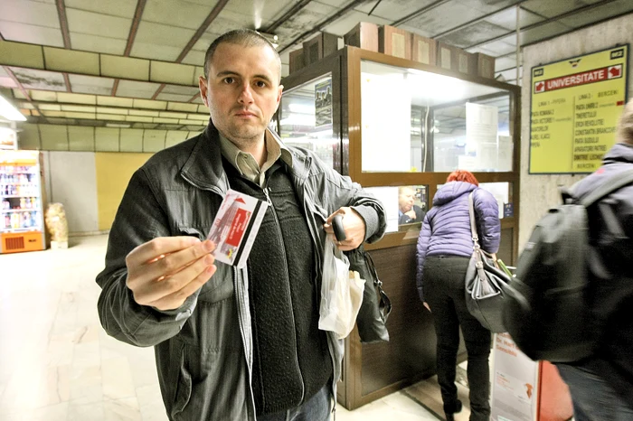 Cristi Voicu şi-a luat  abonamentul cu 62 de  călătorii, care de azi  nu mai există la vânzare