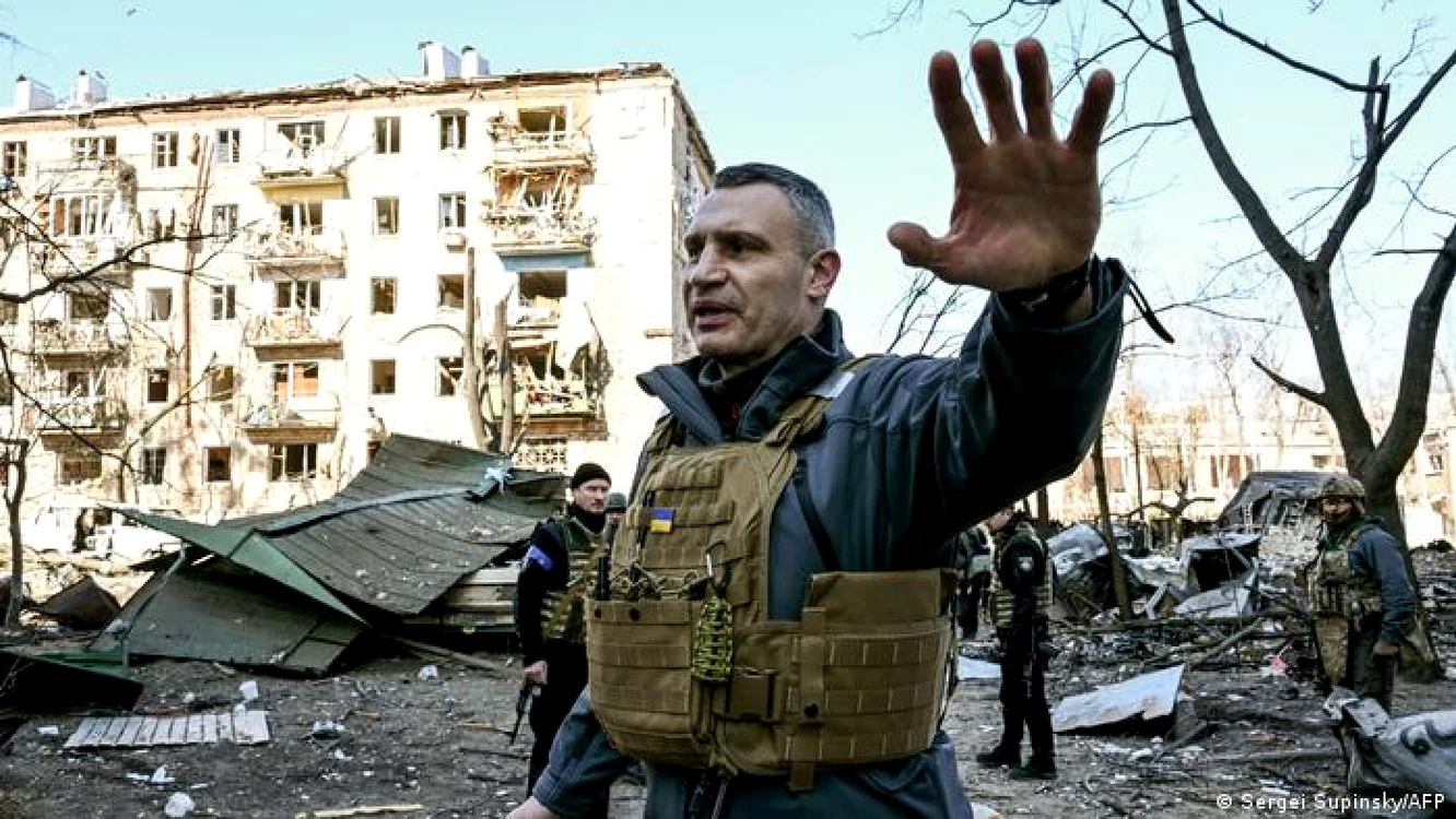 Primarul Kievului, Vitali Kliciko, în faţa unui bloc de locuinţe distrus de artileria rusă