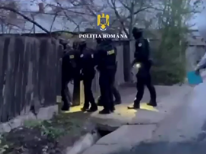 Percheziții la doi bărbați care postează videoclipuri în care neagă Holocaustul/FOTO: Poliția Română