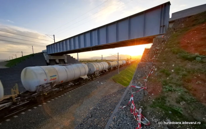 Zona unde calea ferată Simeria - Hunedoara se intersectează cu magistrala SImeria - Arad. Foto: Daniel Guţă. ADEVĂRUL