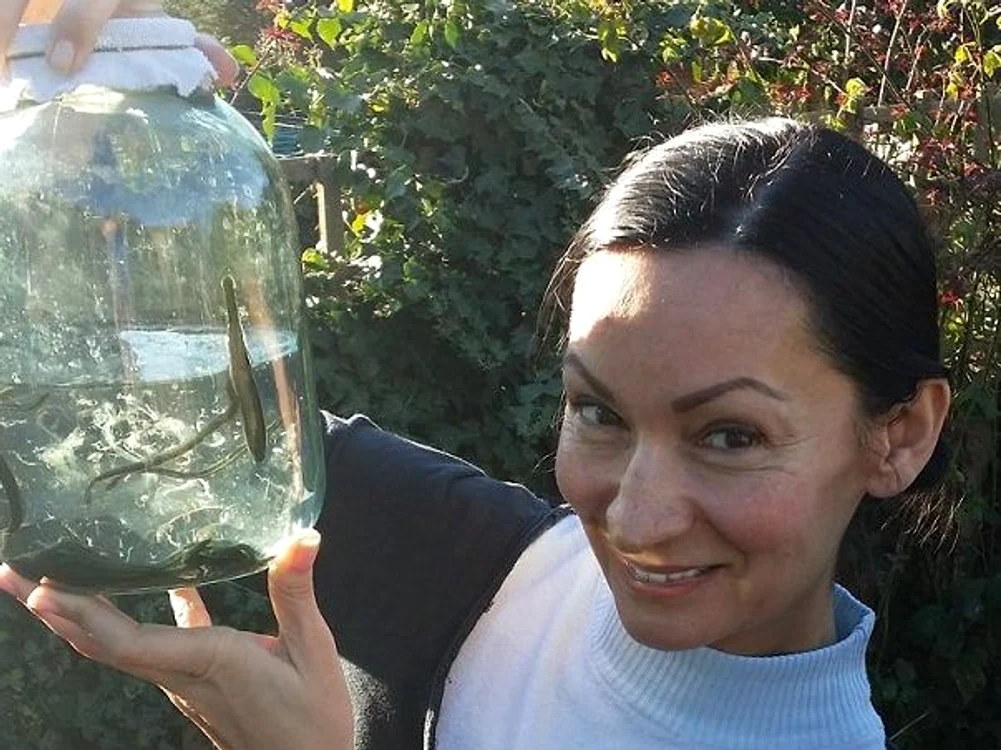 
    Nina Evans (50 de ani) folosește terapia cu lipitori pentru orice problemă de sănătatefoto: Real Life Story Agency  
