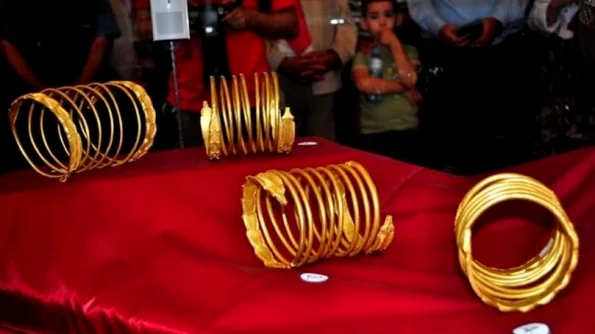 Tezaurele fabuloase din Sarmizegetusa Regia Peste 55 de kilograme de aur în monede antice şi 11 spirale din aur masiv sunt căutate prin Interpol jpeg