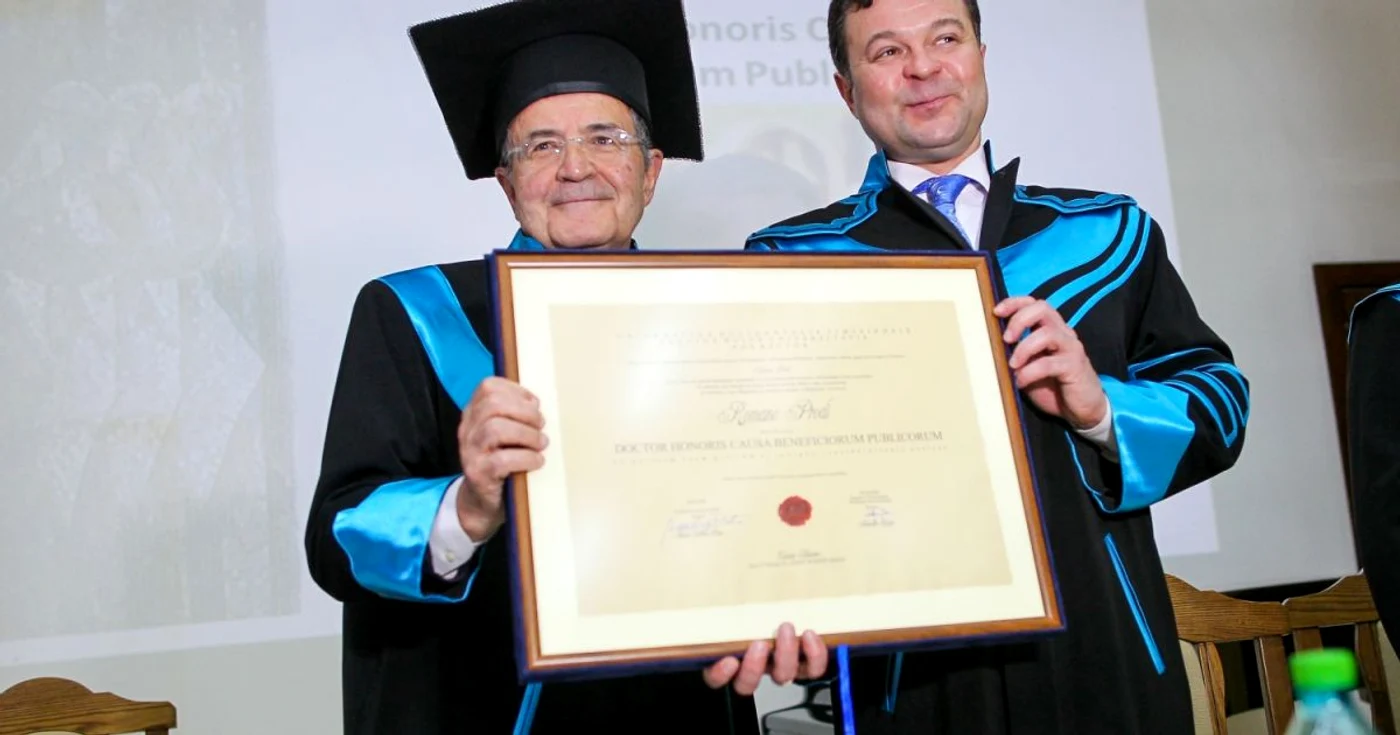Romano Prodi a primit distincţia de la Marilen Pirtea, rectorul UVT FOTO Sebastian Tătaru