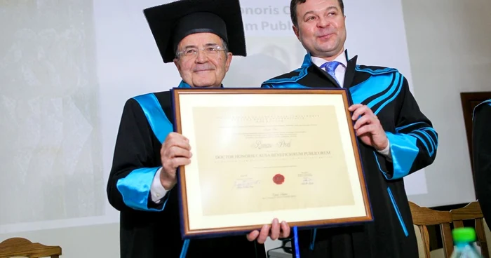 Romano Prodi a primit distincţia de la Marilen Pirtea, rectorul UVT FOTO Sebastian Tătaru