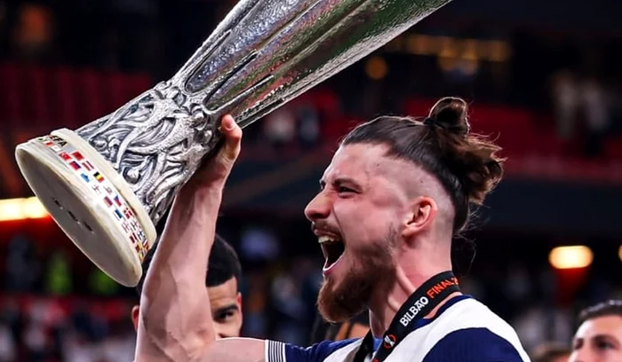 Radu Drăgușin și-a trecut în palmares trofeul din Liga Europa (FOTO: Instagram)