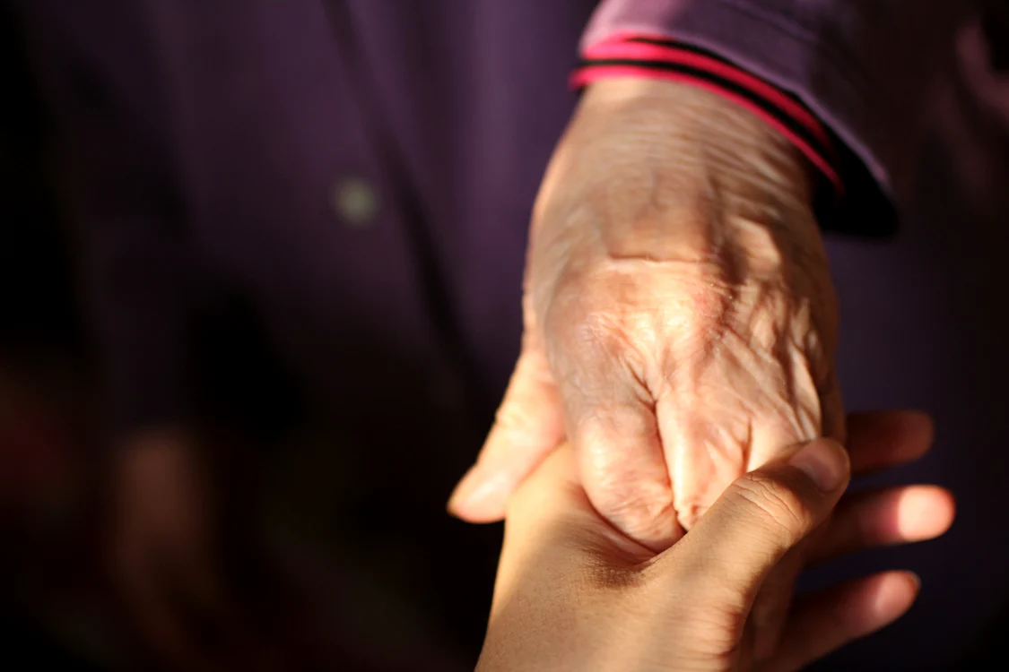 Ce este doula de moarte și ce face, de fapt. Foto: unsplash.com