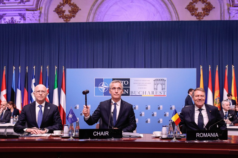 Klaus Iohannis l-a felicitat pe Jens Stoltenberg pentru prelungirea mandatului la șefia NATO
