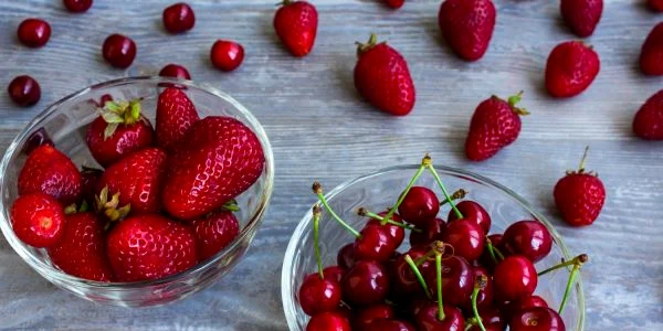 Fructe - cirese si capsuni FOTO Shutterstock