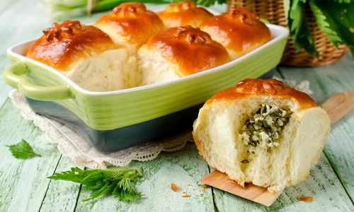 Placinte cu branza si urzici  Sursa foto shutterstock 416684608 jpg