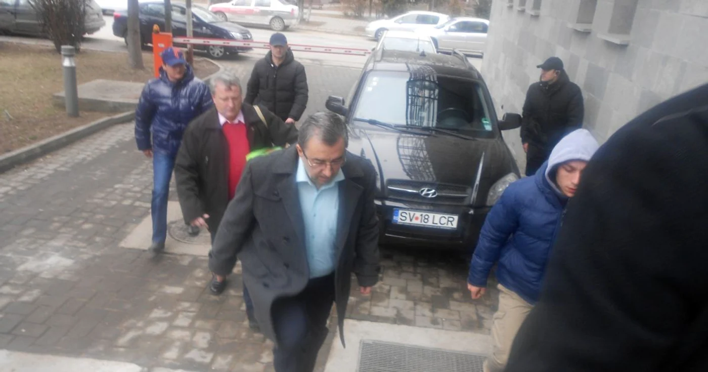 Prefectului Florin Sinescu la intrare în sediul DNA Suceava