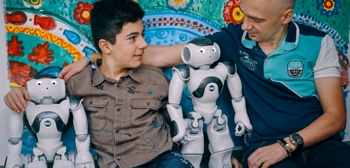 
    Roboții NAO vor fi prezenți zilnic în terapiile făcute pentru copiii cu autismFoto: adevarul.ro  