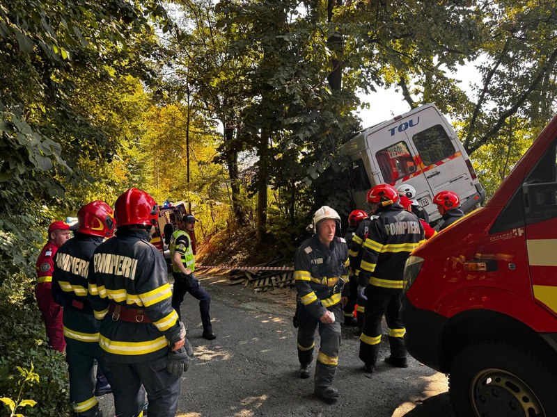 Accident grav în Câmpulung: microbuzul echipei Dinamo 2 s-a izbit de un copac, după ce șoferul ar fi făcut infarct la volan