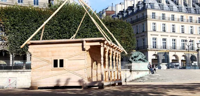 Casă în stil maramureşean, realizată de Mircea Cantor în Paris FOTO: Mircea Cantor