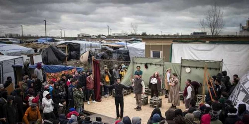 Actori de la teatrul Shakespeare Globe au pus în scenă piesa Hamlet oamenilor din tabăra de refugiaţi Jungle la Calais Franţa FOTO Guliver/GettyImages