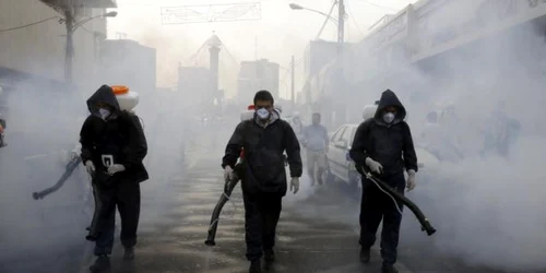 Pompieri dezinfectand strazile Teheranului FOTO EPA-EFE