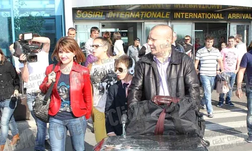 Marina Almăşan şi milionarul Georgică Cornu, însoţiţi de copii, au fost asaltaţi de reporteri la aeroport  jpeg