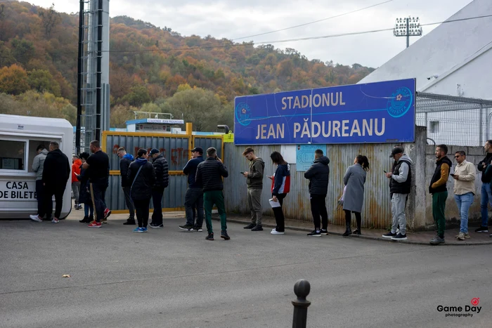 Coadă la bilete înaintea jocului  FOTO Facebook Gloria Bistrița