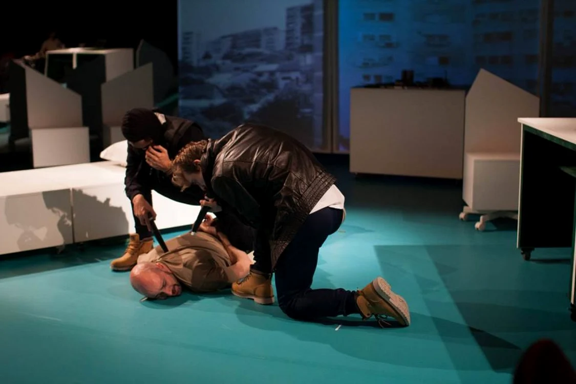 Scenă din „Portofele virtuale” FOTO Facebook/ Teatrul „Anton Pann“