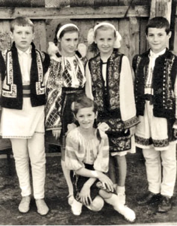 Elevul Vişniec, primul din stânga, la o serbare şcolară
