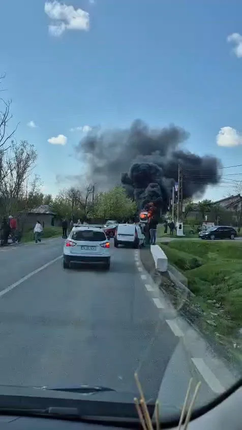 Un autocar plin cu pasageri a luat foc în județul Tulcea. 27 de călători se aflau la bord