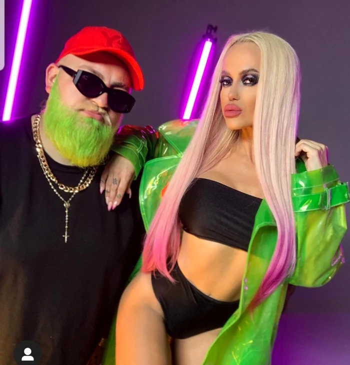 
    Anda își etalează  sânii imenși  