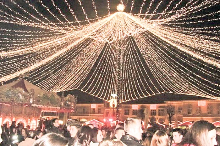 Cluj: 25 km de  beculeţe alb- albastre au  învăluit oraşul