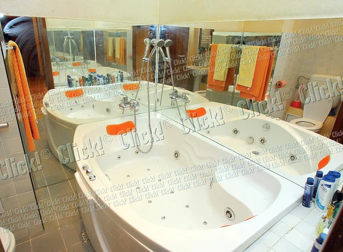 Baia e plină cu oglinzi. Are două băi, dar aceasta este preferata lui