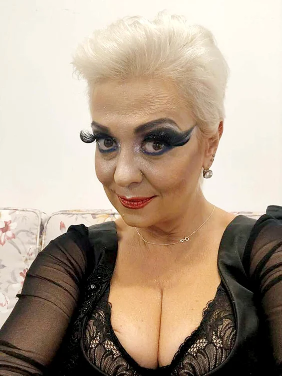 Monica și-a pus și gene false, pentru recital