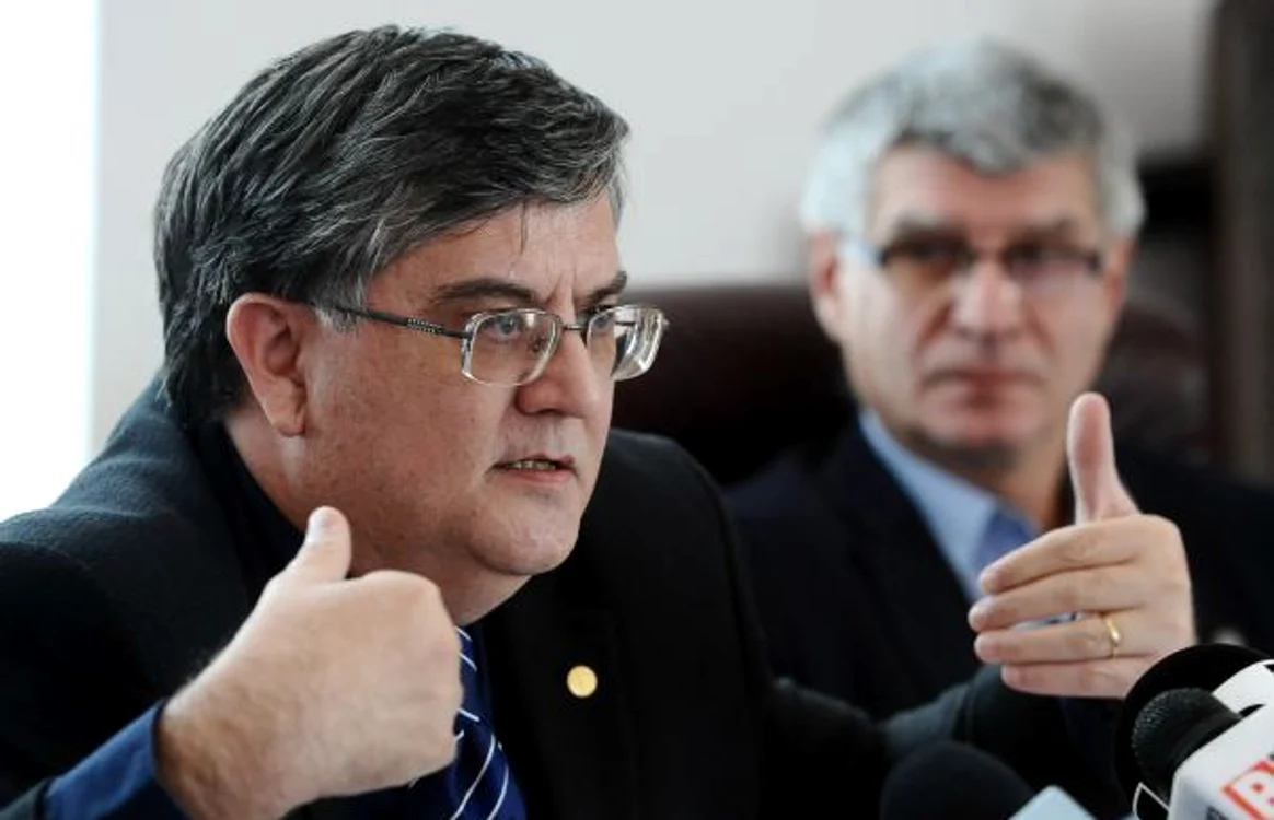 
    Mircea Dumitru ar fi spionat colegii în timp ce era student la Filosofie  