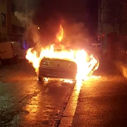 Masina incendiata in Franta 