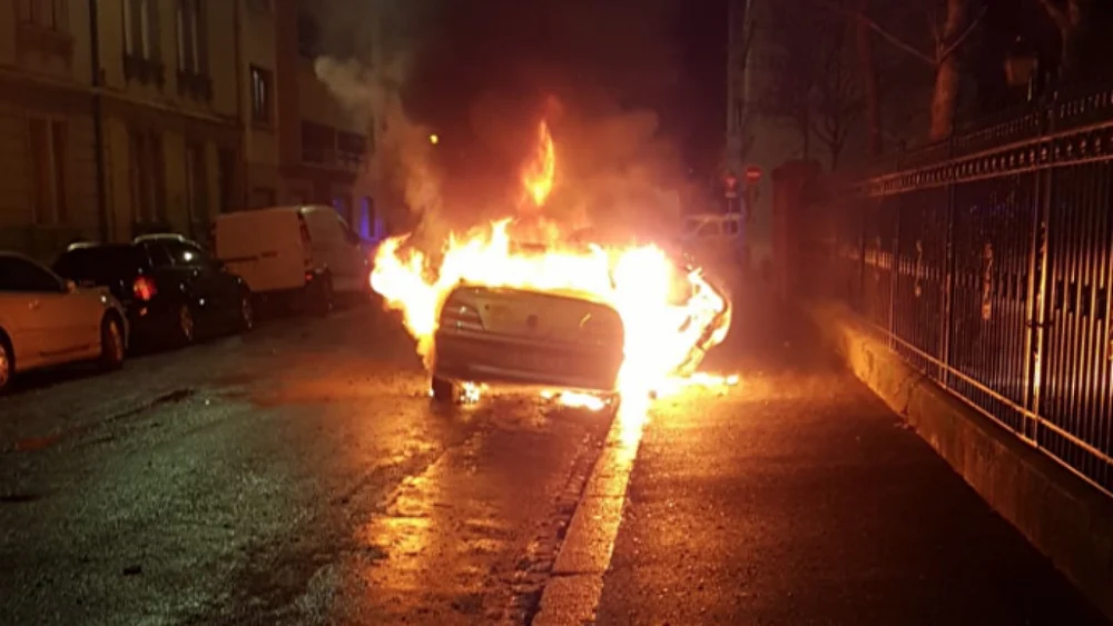 Răzbunare șocantă la Bârlad. Un bărbat voia să mutileze cu acid un polițist rutier: „Să fie bucuros că a scăpat doar cu mașina incendiată”
