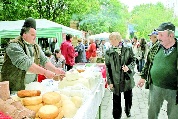 
    Ciobanii ardeleni  au făcut furori  printre vizitatori,  care au degustat  brânza şi caşcavalul  