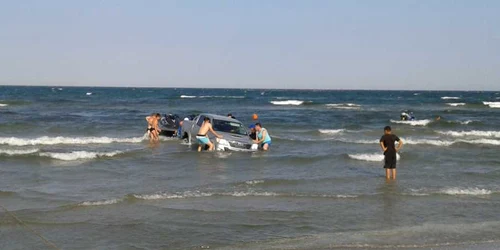 Maşină Toyota Hilux în apa mării la Năvodari Foto Sînziana Ionescu