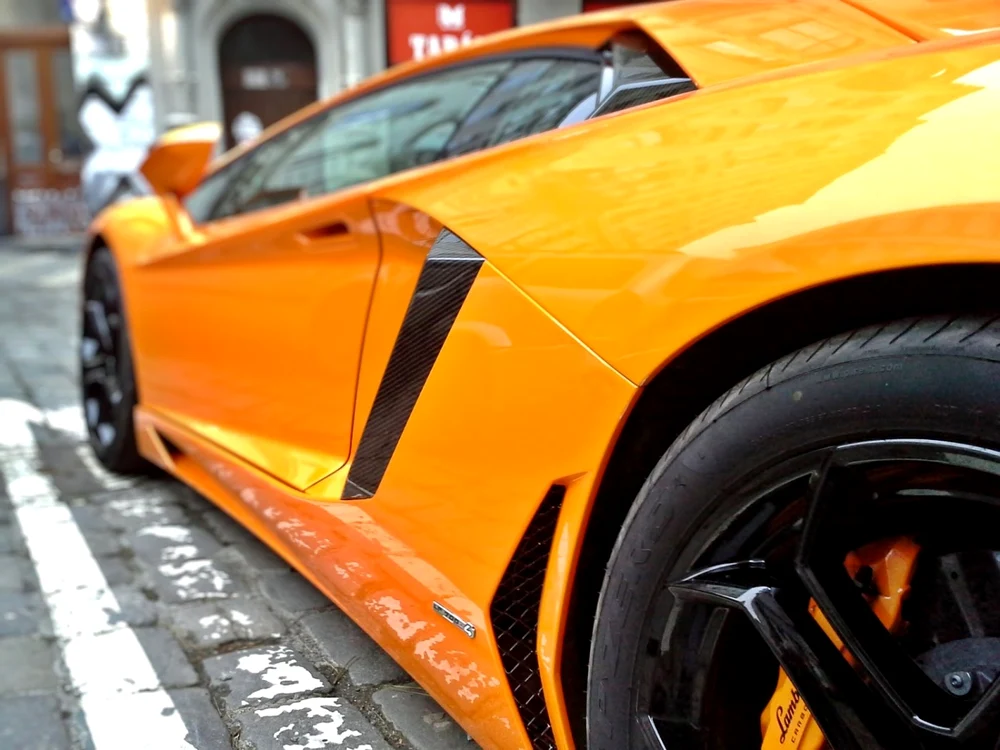 Lamborghini galbenă parcată