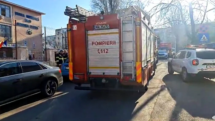 Sute de elevi au fost evacuați din școală din cauza unui incendiu. Foto: Ziua de Constanța 