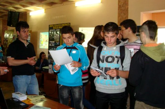 Elevii sunt aşteptaţi în număr cât mai mare la târg FOTO: Arhivă