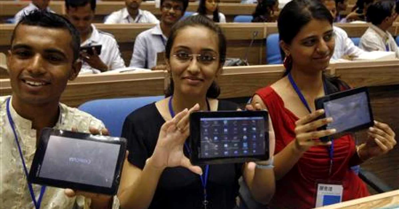Studenţii indieni vor primi 100.000 de tablete electronice gratis 