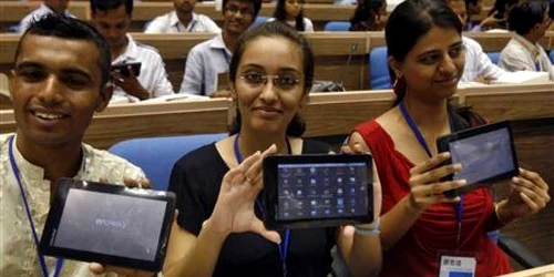 Studenţii indieni vor primi 100.000 de tablete electronice gratis 