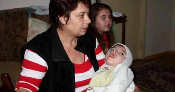 Gabriel suferă de paralizie cerebrală de la naştere