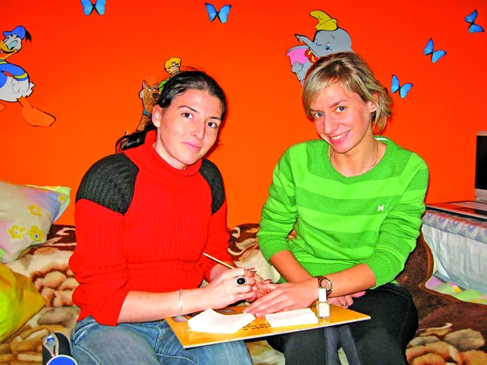 
    “Pentru o manichiură ele îmi dau bani, dacă au, ţigări sau cafea”, Alina, studentă la Facultatea de Textile  