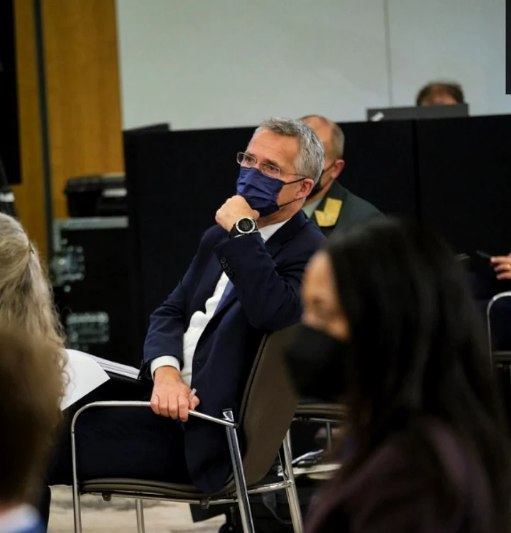 Secretarul general al NATO, Jens Stoltenberg, într-un moment de reflecţie, la Adunarea Parlamentară a NATO. Sursa imaginii: NATO.